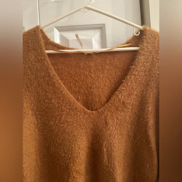 Bundle Alert Free People Oversized Fuzzy V-Neck Sweater & Levi’s jeans. - Picture 5 of 15